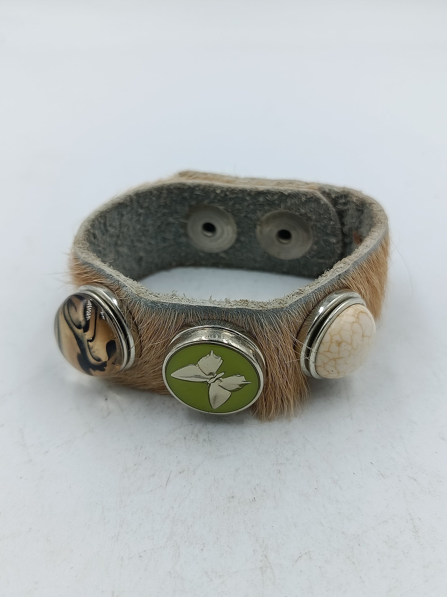 Armband aus Leder mit Felloptik und dekorativen Druckknöpfen im natürlichen Stil
