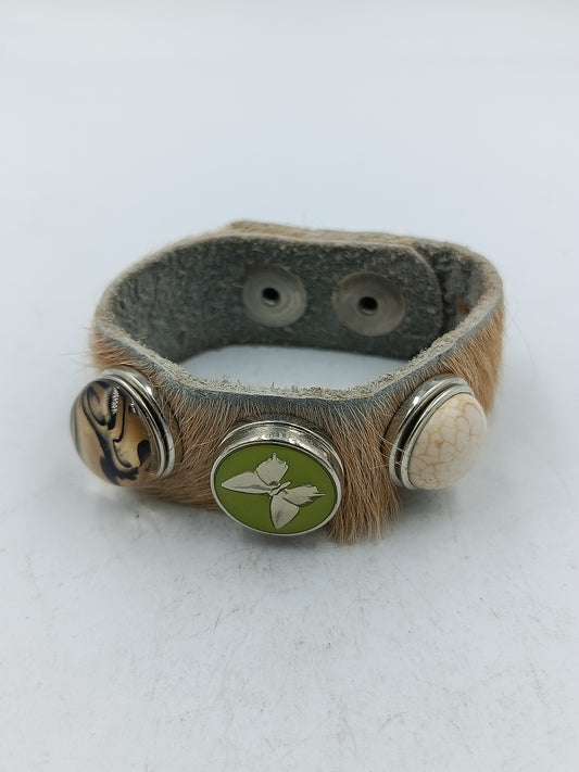 Armband aus Leder mit Felloptik und dekorativen Druckknöpfen im natürlichen Stil