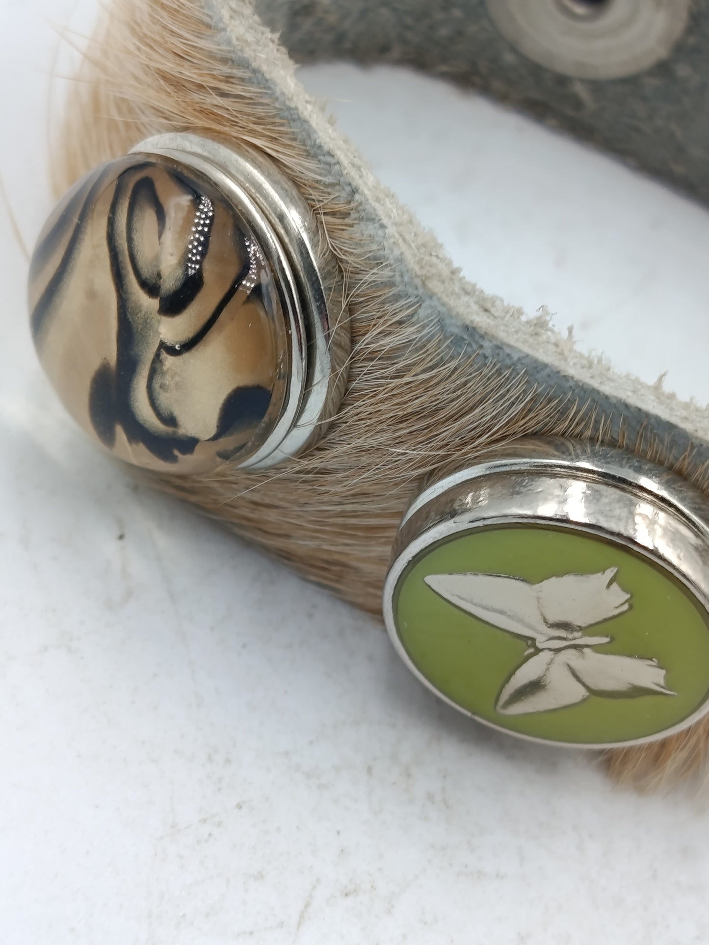 Armband aus Leder mit Felloptik und dekorativen Druckknöpfen im natürlichen Stil