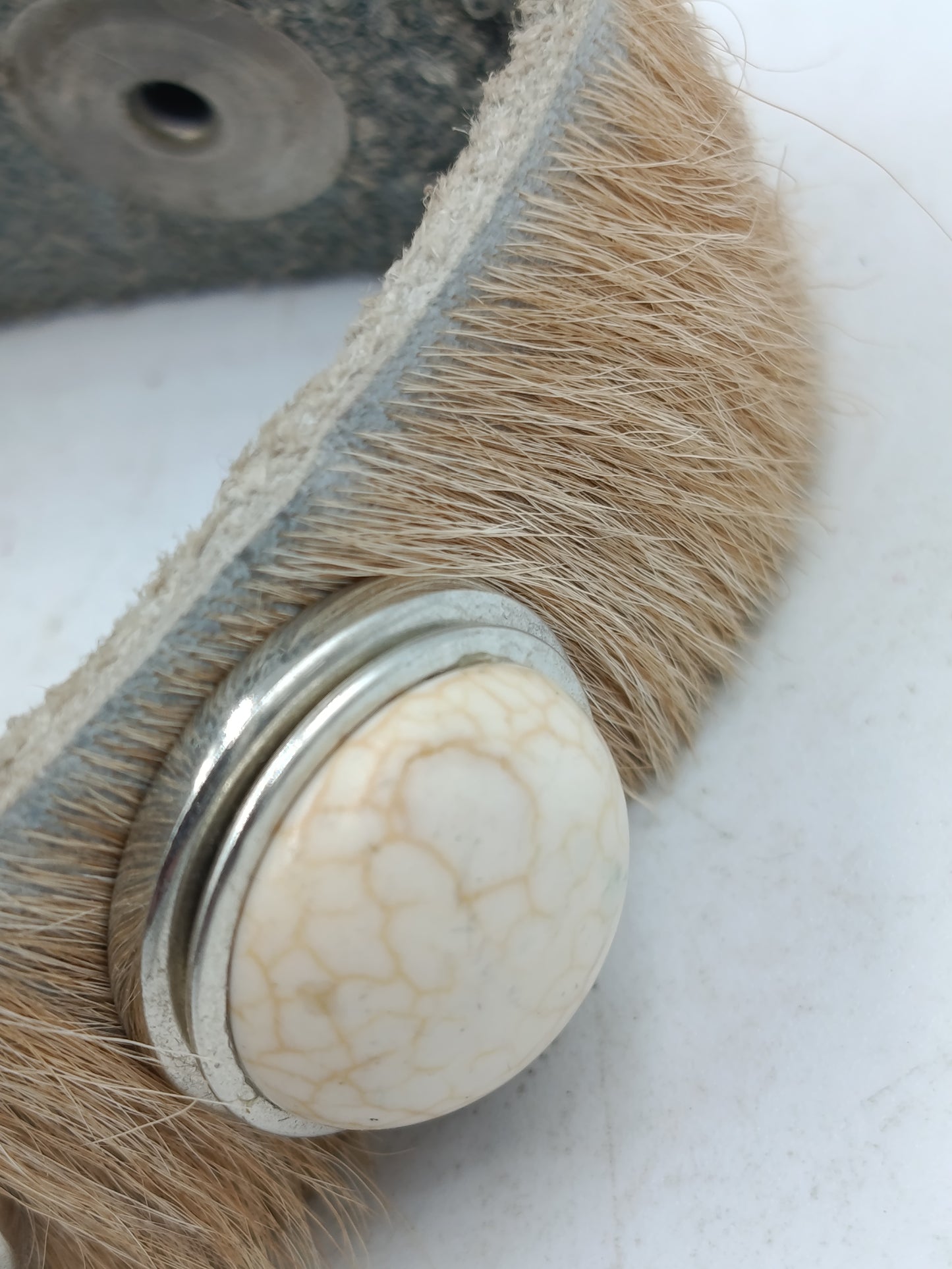 Armband aus Leder mit Felloptik und dekorativen Druckknöpfen im natürlichen Stil