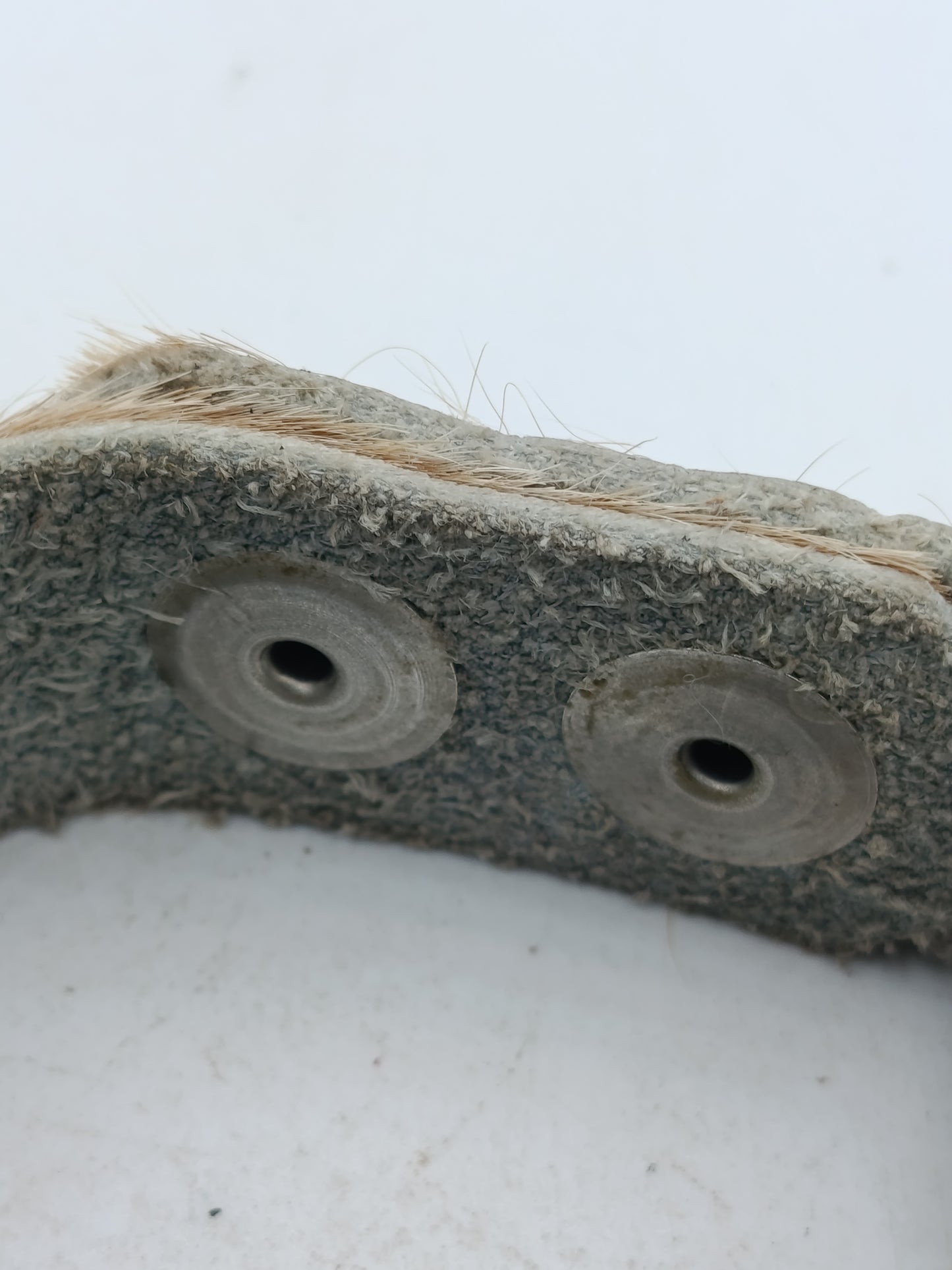 Armband aus Leder mit Felloptik und dekorativen Druckknöpfen im natürlichen Stil