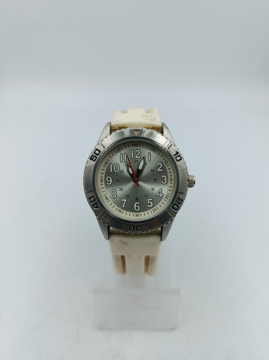 Sportliche Armbanduhr mit weißem Silikonarmband und gut ablesbarem Zifferblatt