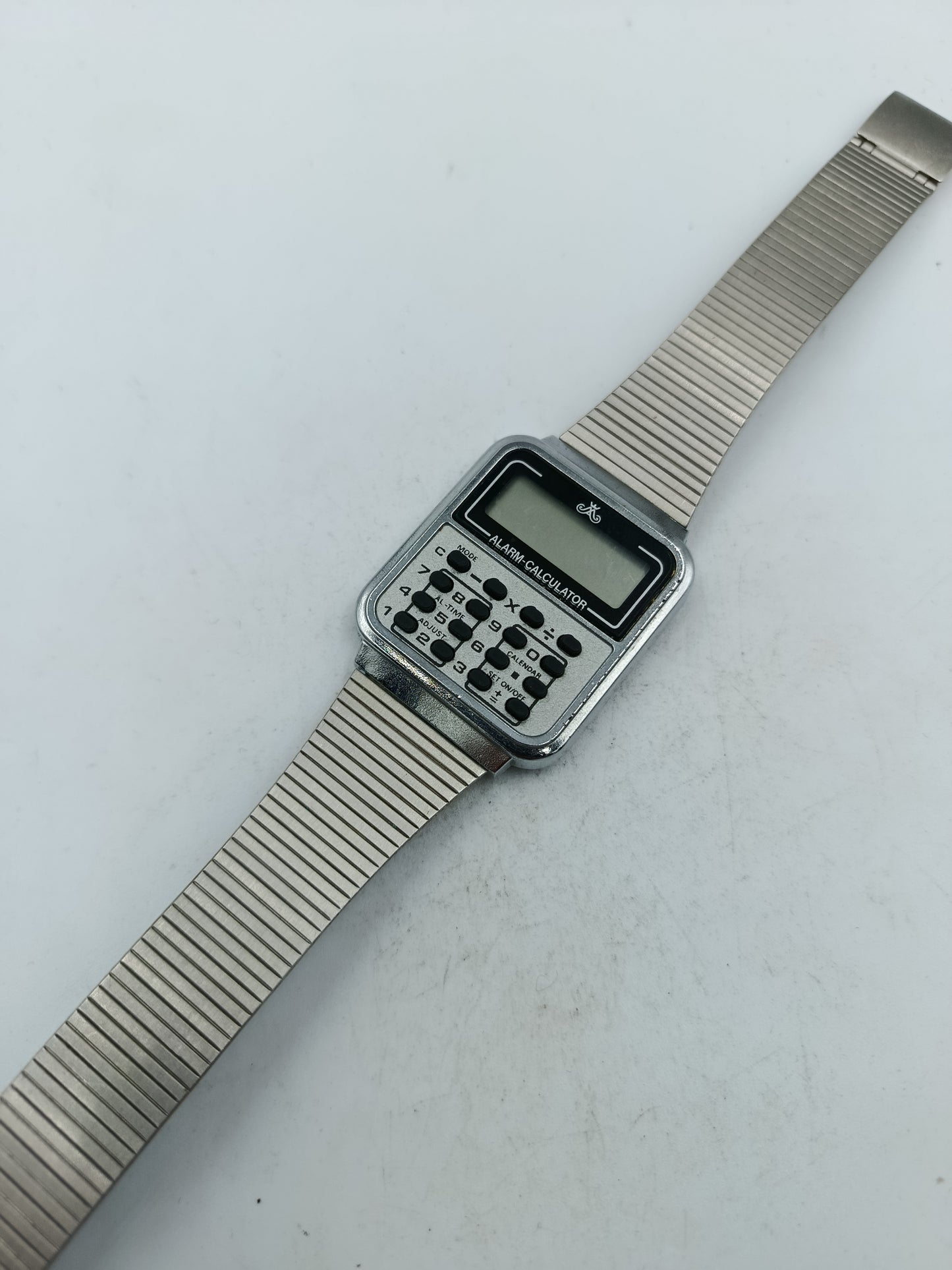 Digitale Armbanduhr mit Rechnerfunktion im klassischen Retro Stil aus Metall