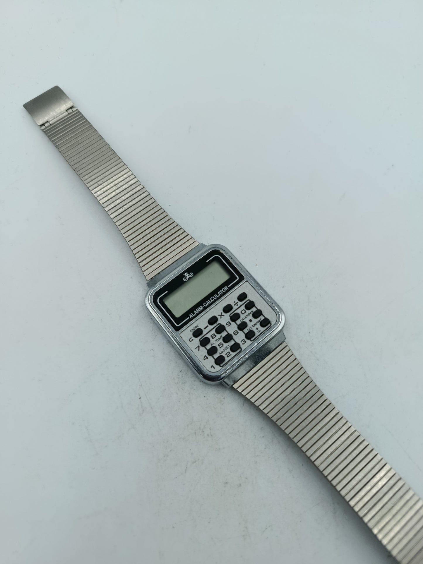 Digitale Armbanduhr mit Rechnerfunktion im klassischen Retro Stil aus Metall