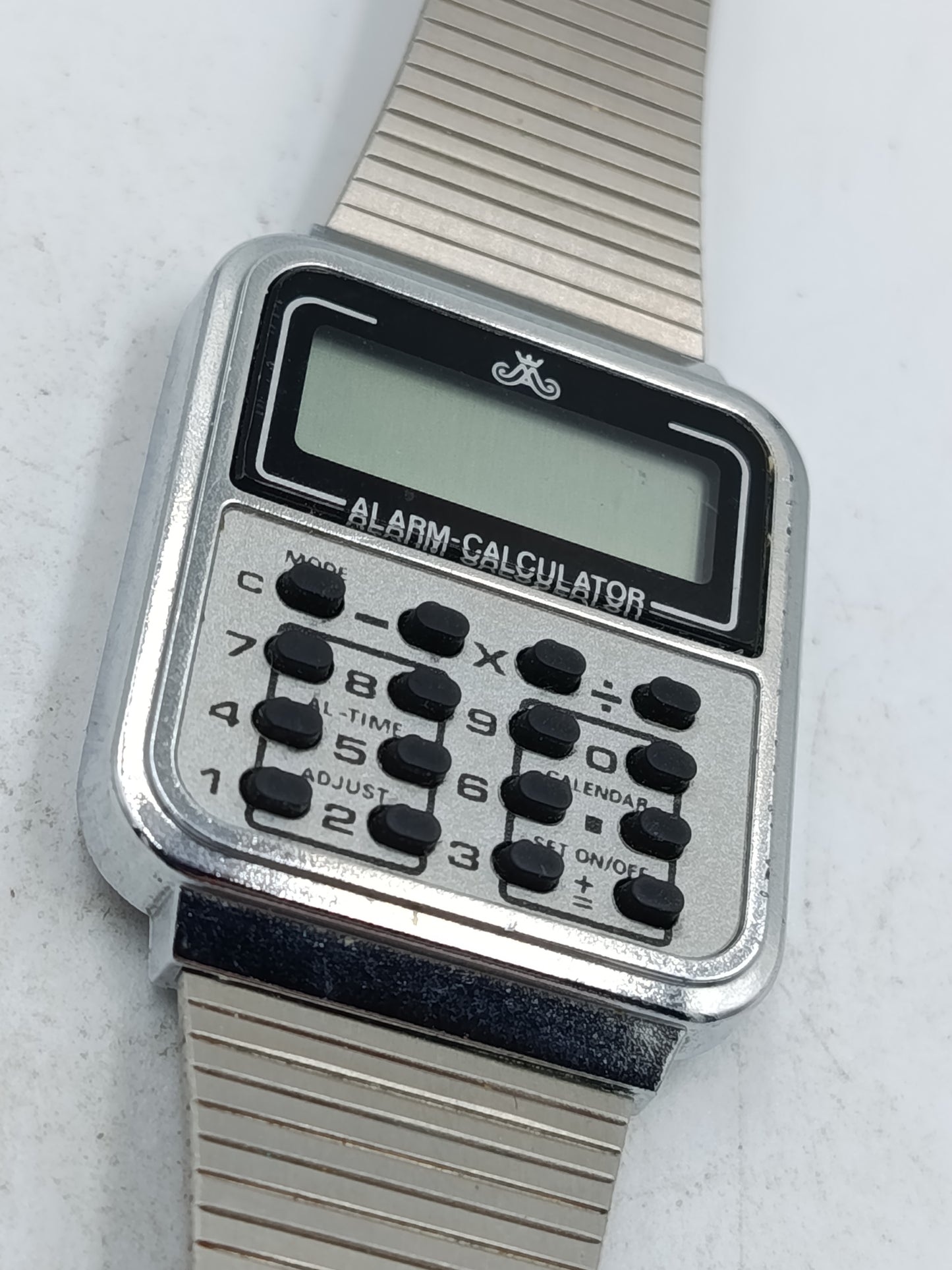 Digitale Armbanduhr mit Rechnerfunktion im klassischen Retro Stil aus Metall