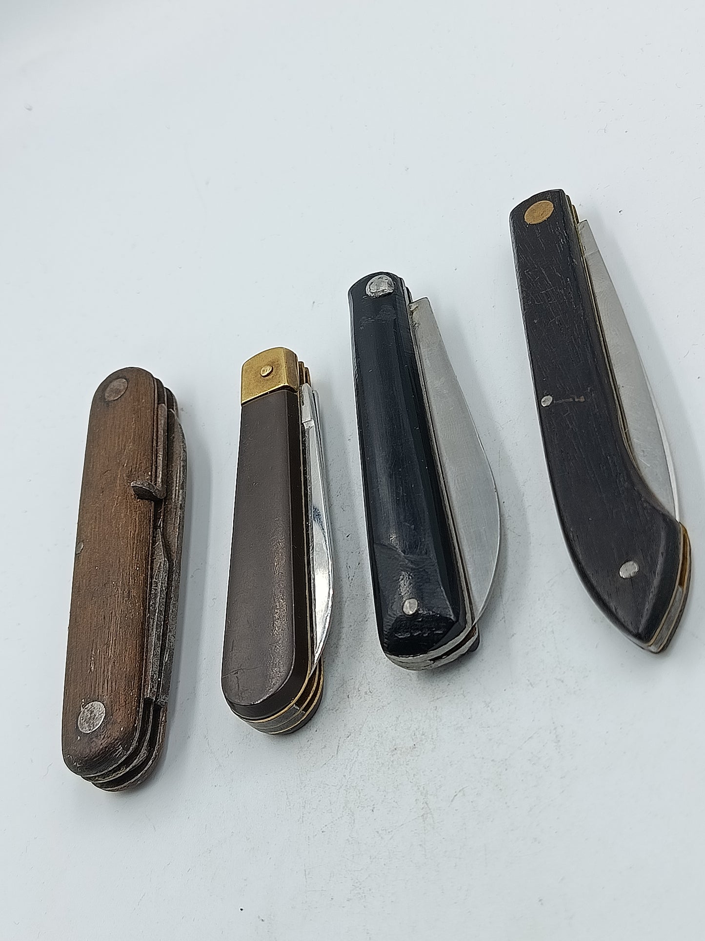 Klappmesser Set aus verschiedenen Taschenmessern mit Holz und Kunststoffgriffen
