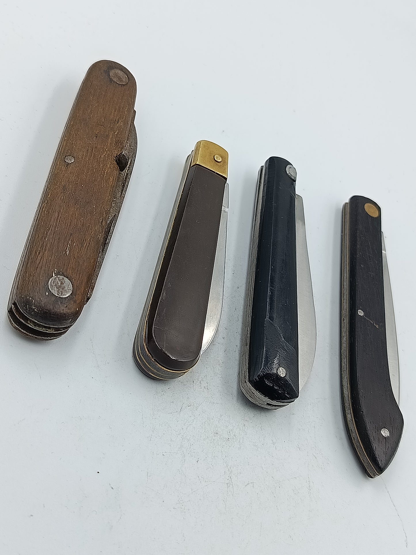 Klappmesser Set aus verschiedenen Taschenmessern mit Holz und Kunststoffgriffen