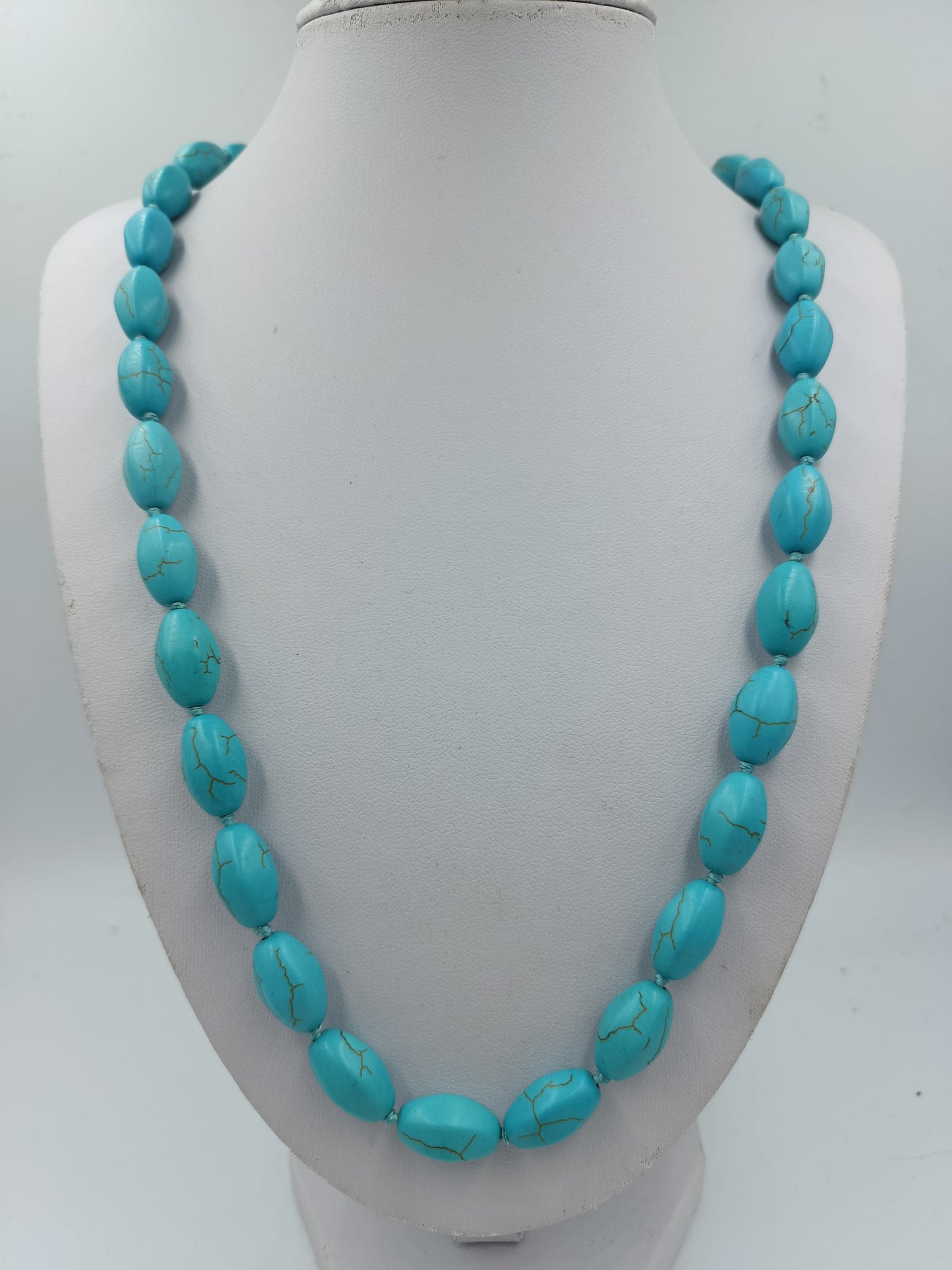 Türkise Halskette mit ovalen Schmucksteinen in kräftigem Blauton