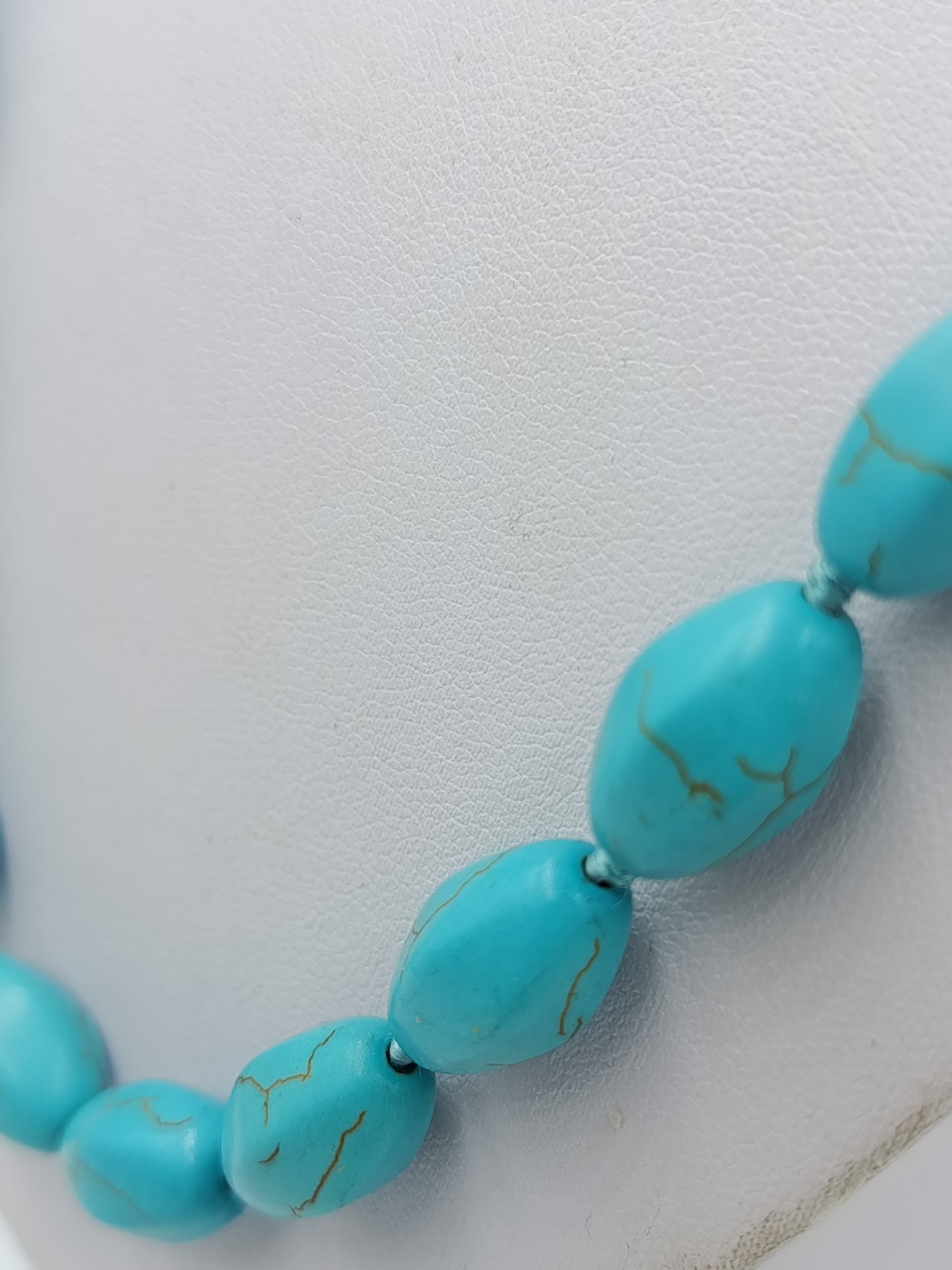 Türkise Halskette mit ovalen Schmucksteinen in kräftigem Blauton