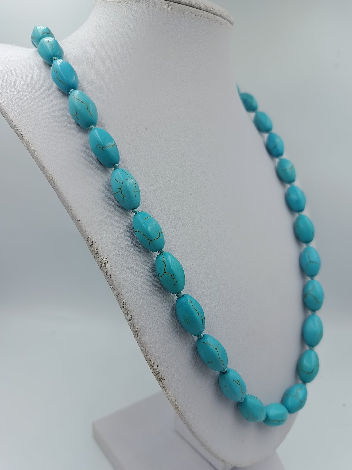 Türkise Halskette mit ovalen Schmucksteinen in kräftigem Blauton