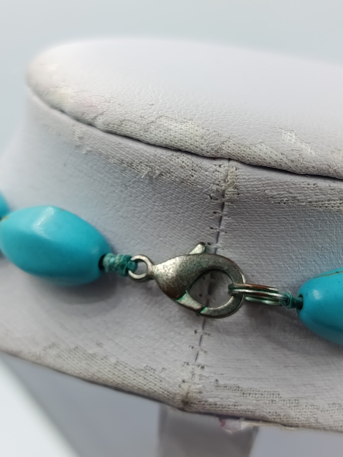 Türkise Halskette mit ovalen Schmucksteinen in kräftigem Blauton