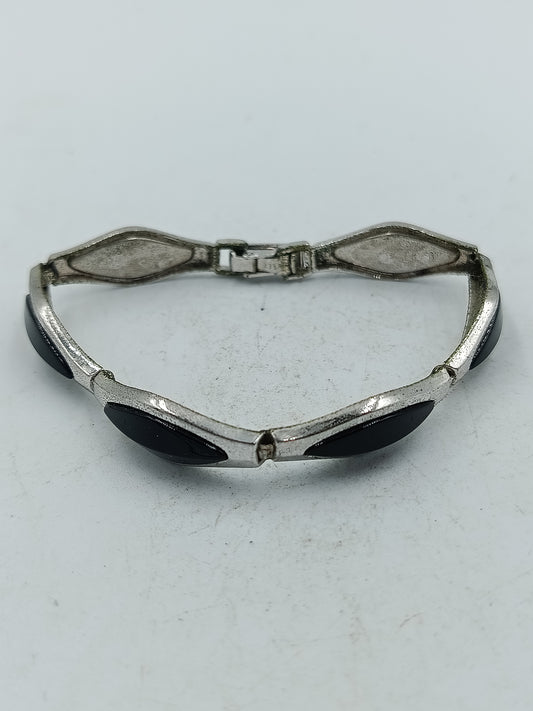 Elegantes Silberarmband mit schwarzen Einlagen in zeitlosem Design