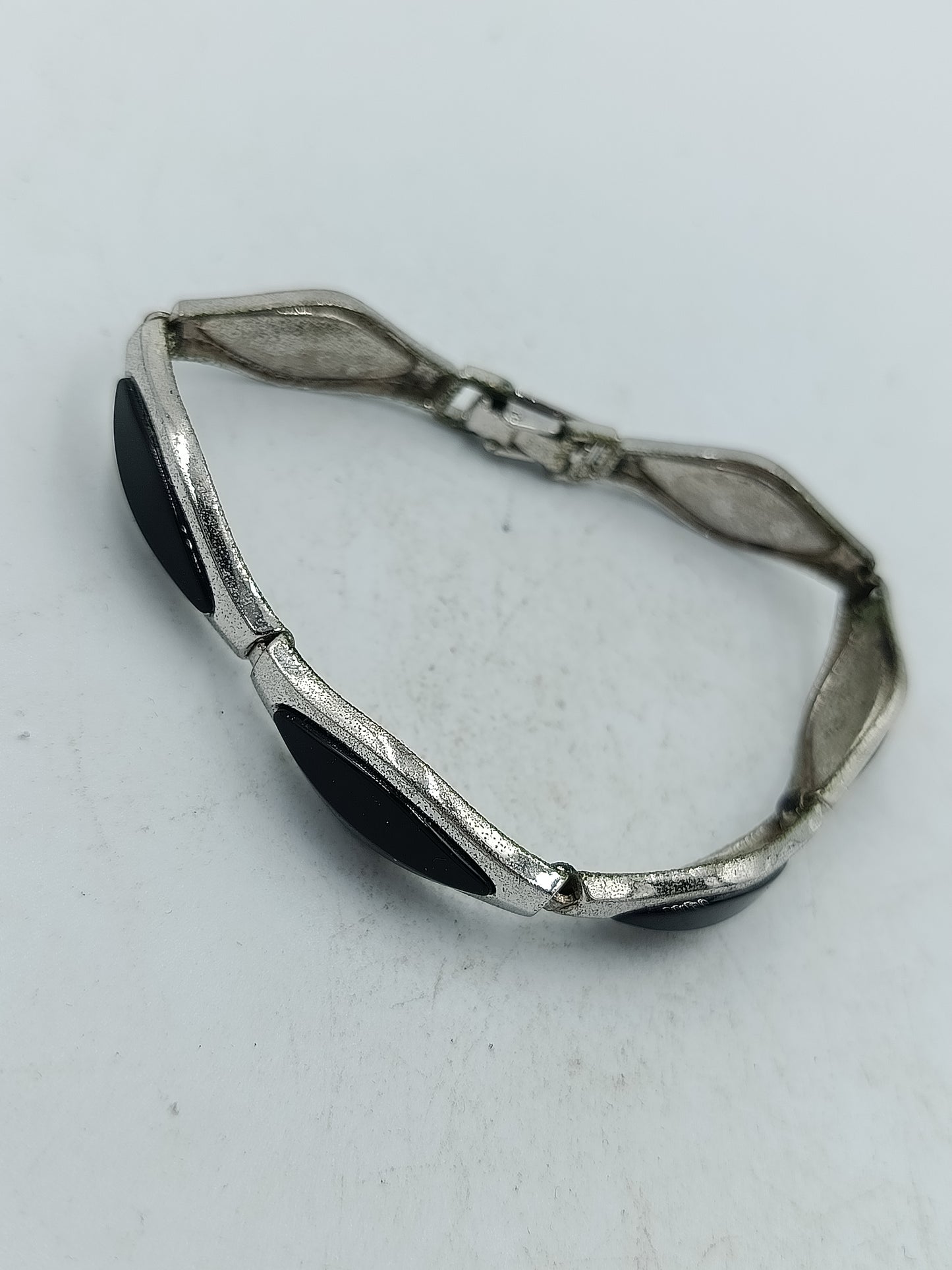 Elegantes Silberarmband mit schwarzen Einlagen in zeitlosem Design