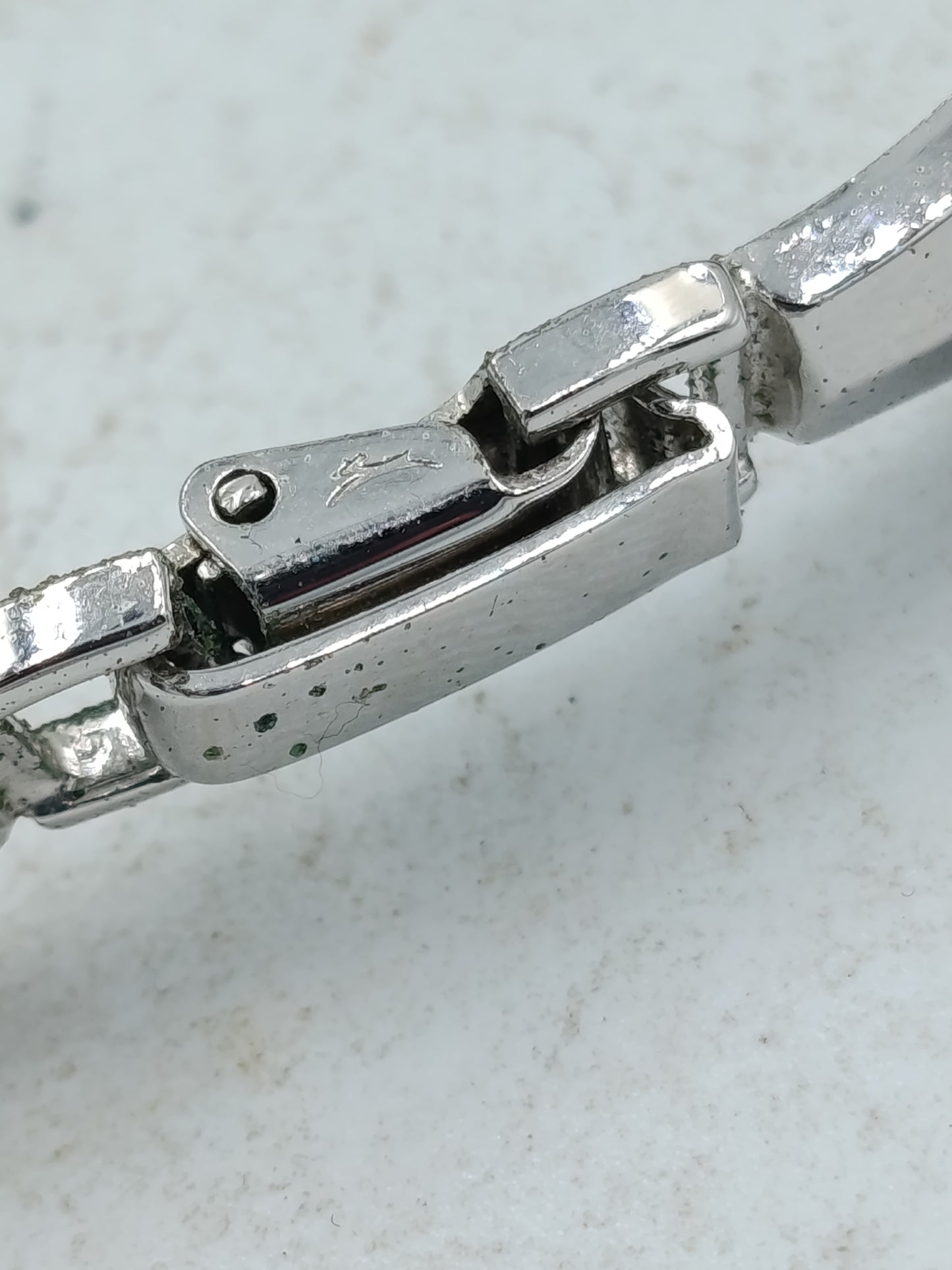 Elegantes Silberarmband mit schwarzen Einlagen in zeitlosem Design