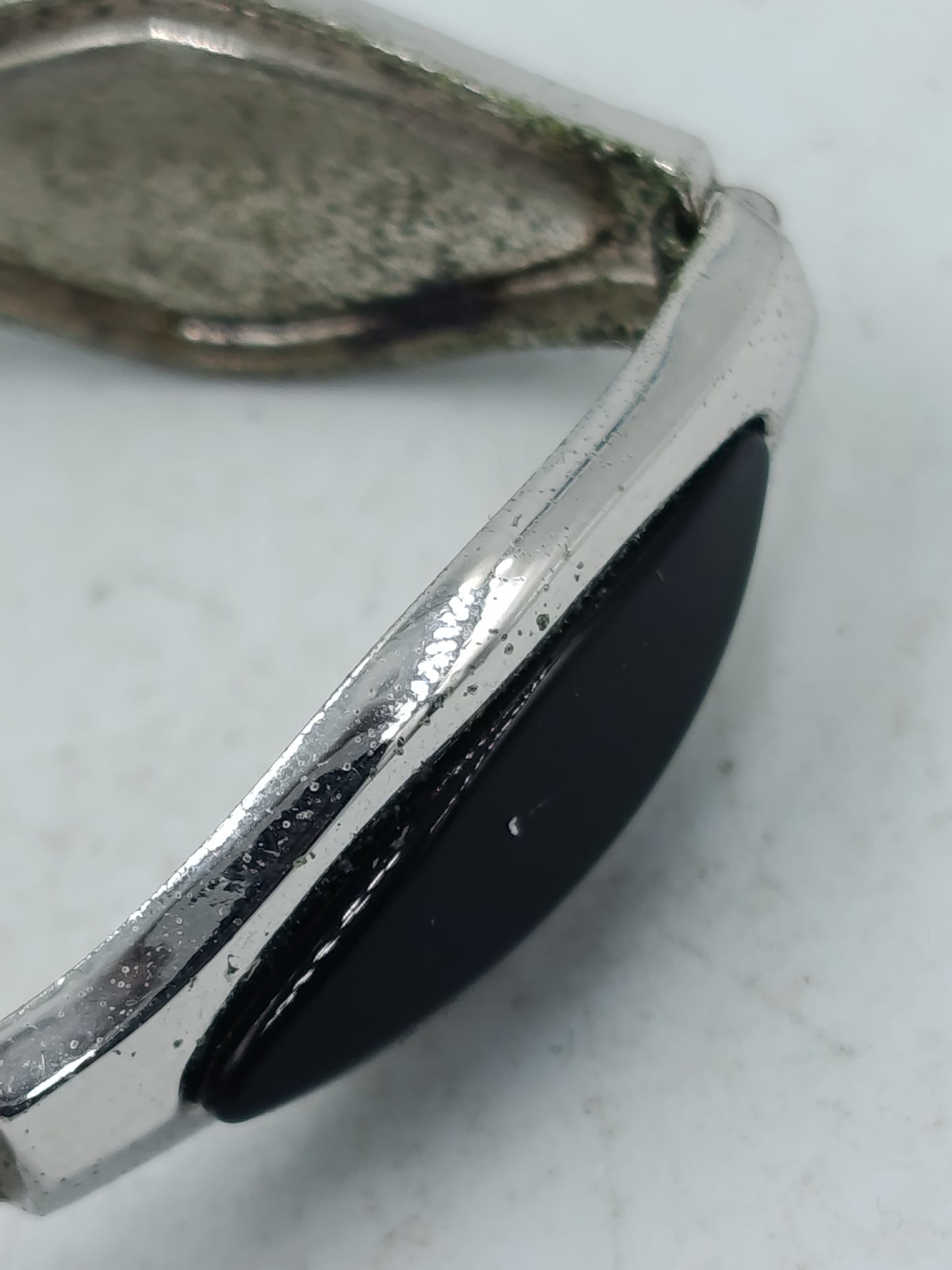 Elegantes Silberarmband mit schwarzen Einlagen in zeitlosem Design