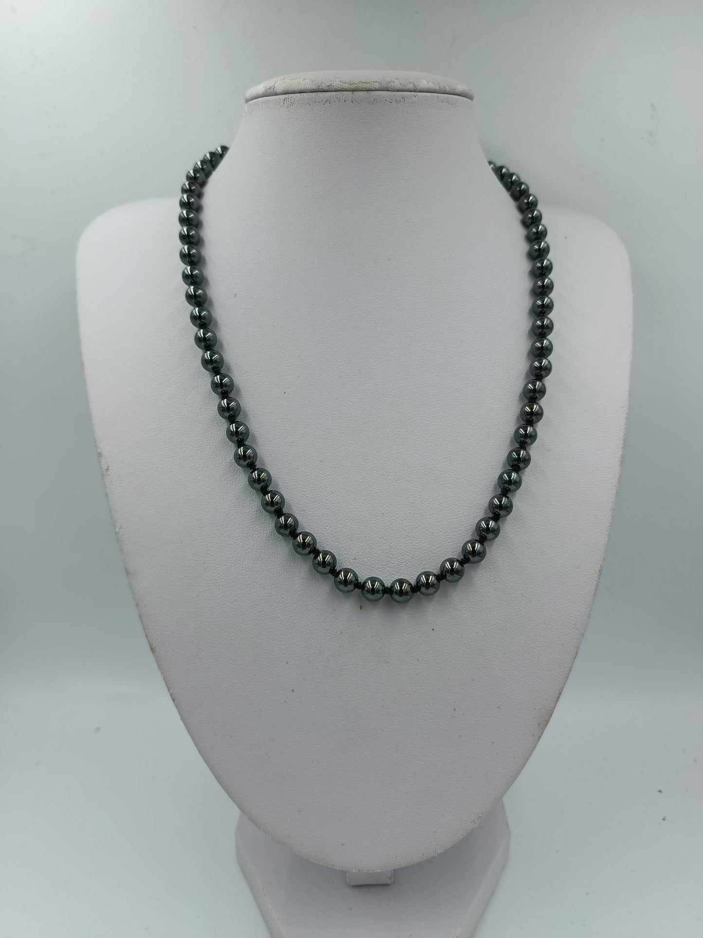 Perlenkette mit glänzenden dunklen Kugeln und hochwertigem Silberverschluss