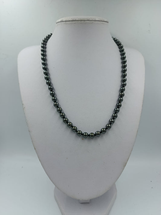 Perlenkette mit glänzenden dunklen Kugeln und hochwertigem Silberverschluss