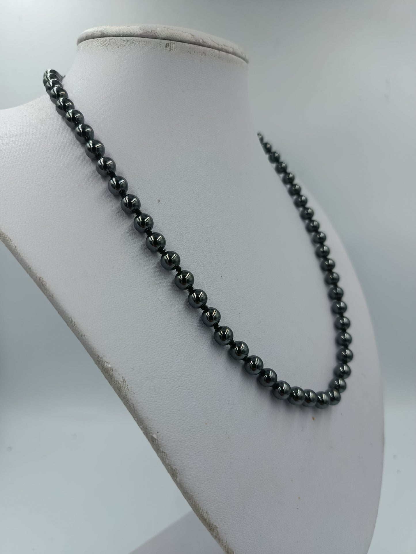 Perlenkette mit glänzenden dunklen Kugeln und hochwertigem Silberverschluss