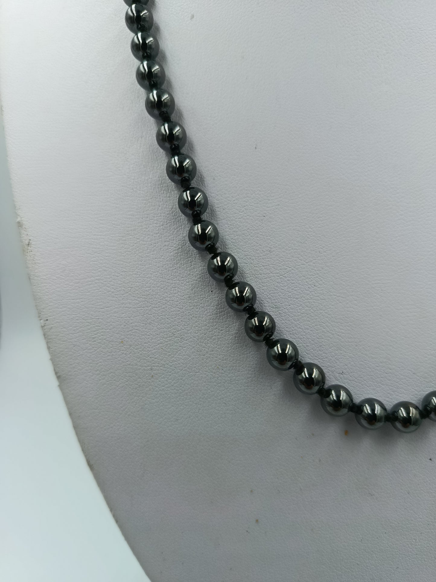 Perlenkette mit glänzenden dunklen Kugeln und hochwertigem Silberverschluss