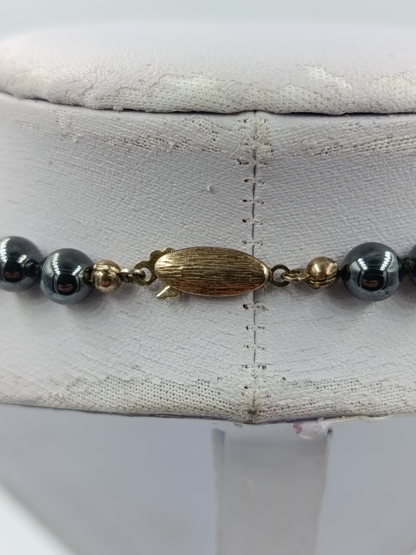 Perlenkette mit glänzenden dunklen Kugeln und hochwertigem Silberverschluss