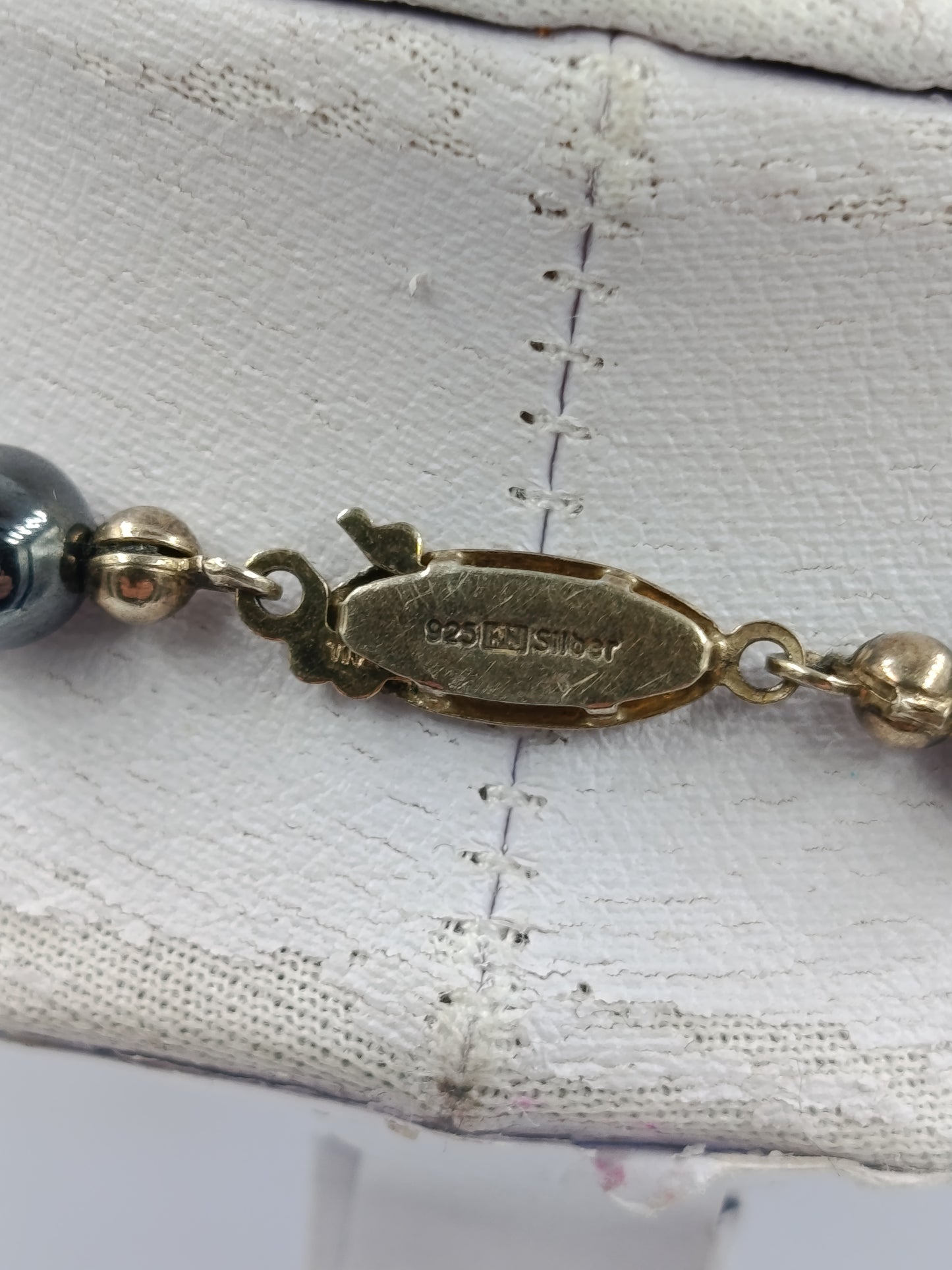 Perlenkette mit glänzenden dunklen Kugeln und hochwertigem Silberverschluss