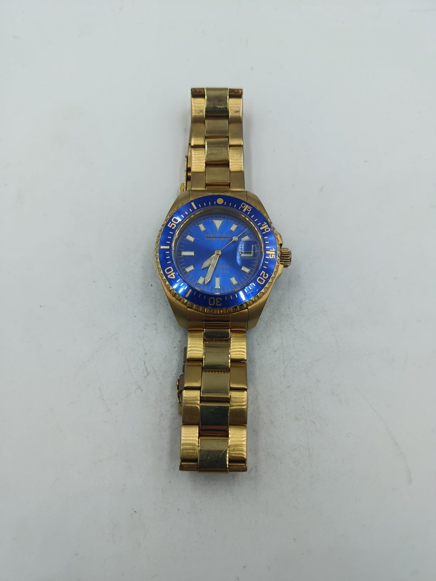 Goldfarbene Armbanduhr mit blauem Zifferblatt Metallarmband und Drehlünette