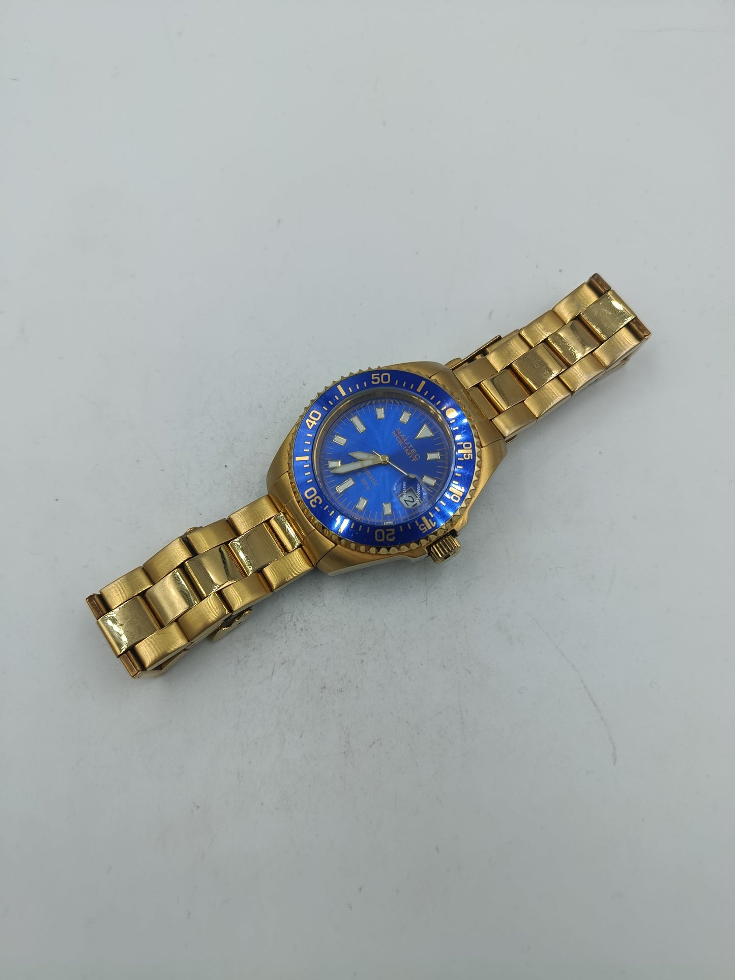 Goldfarbene Armbanduhr mit blauem Zifferblatt Metallarmband und Drehlünette