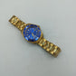 Goldfarbene Armbanduhr mit blauem Zifferblatt Metallarmband und Drehlünette