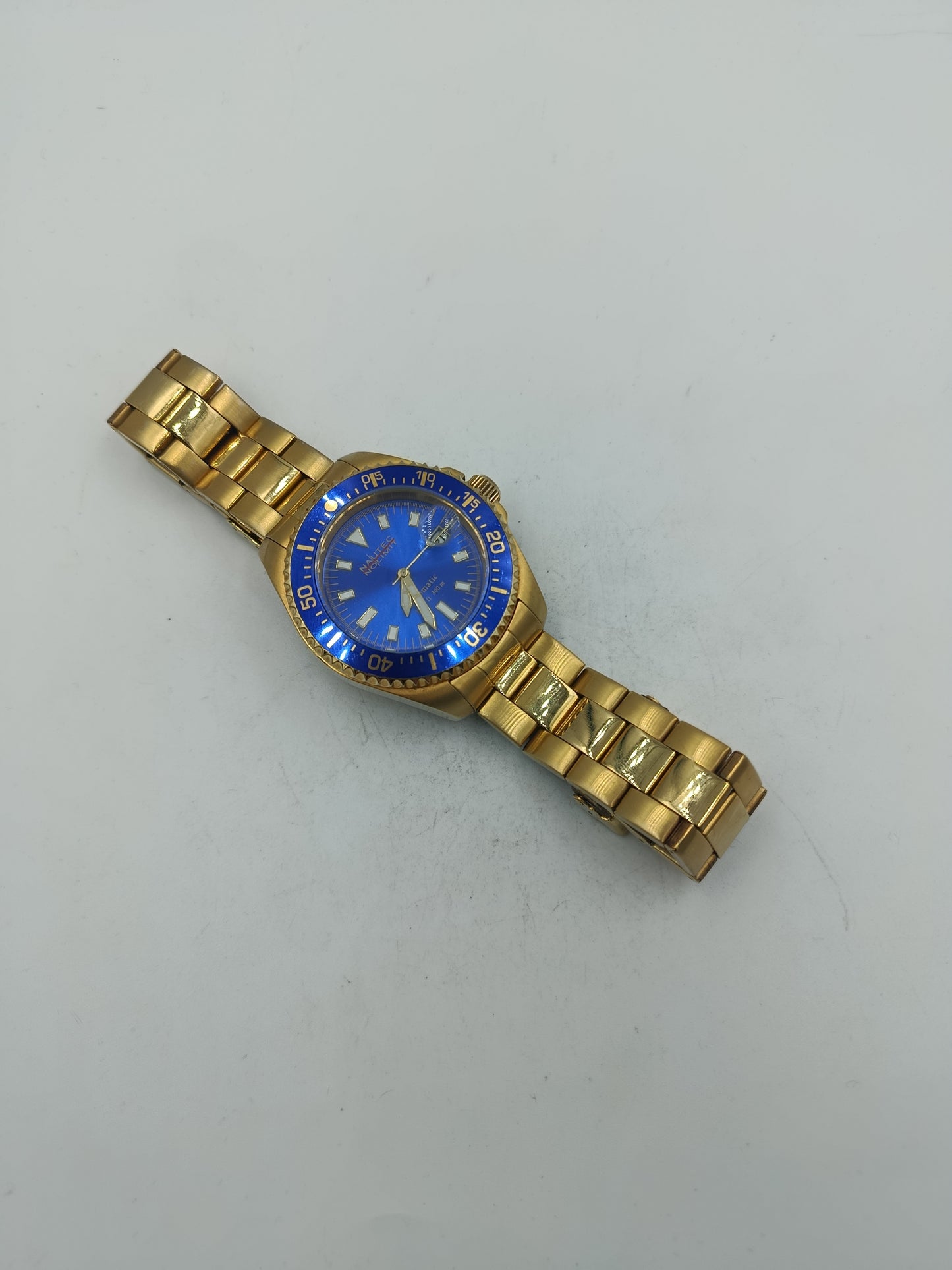 Goldfarbene Armbanduhr mit blauem Zifferblatt Metallarmband und Drehlünette