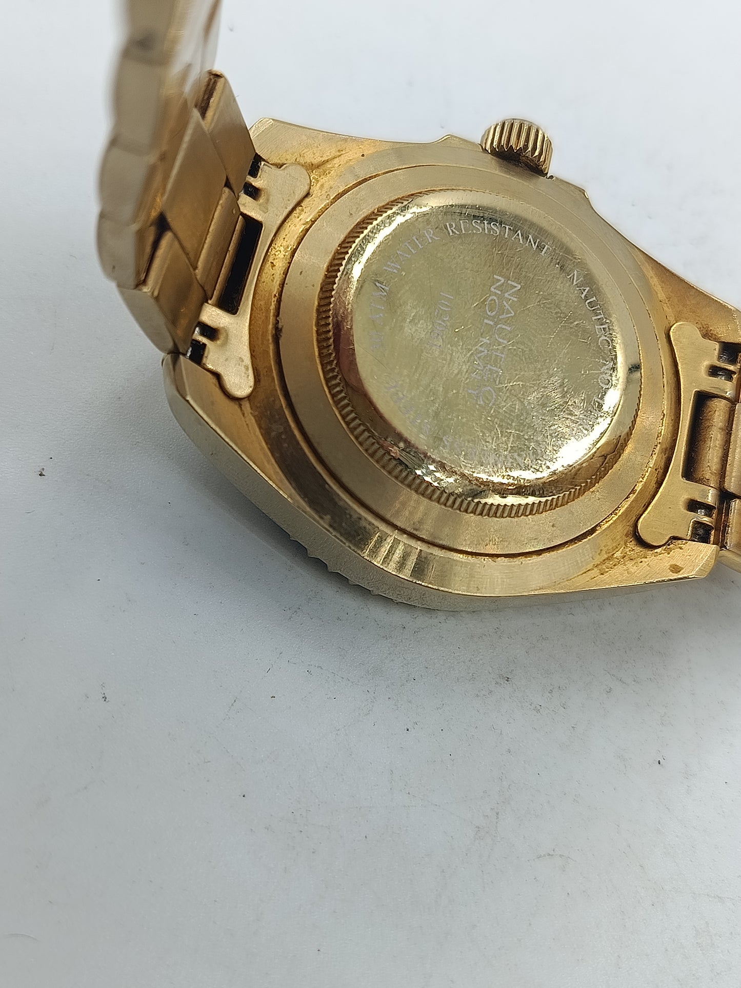 Goldfarbene Armbanduhr mit blauem Zifferblatt Metallarmband und Drehlünette