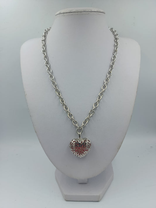 Silberfarbene Halskette mit Herzanhänger und dekorativer Gliederkette für einen eleganten Auftritt