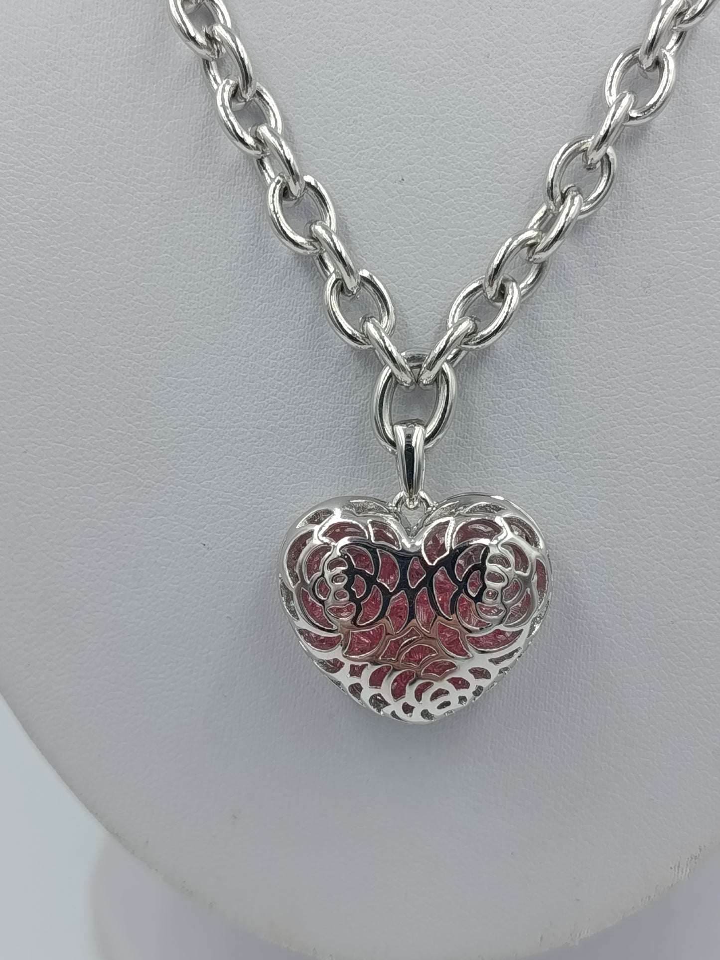 Silberfarbene Halskette mit Herzanhänger und dekorativer Gliederkette für einen eleganten Auftritt