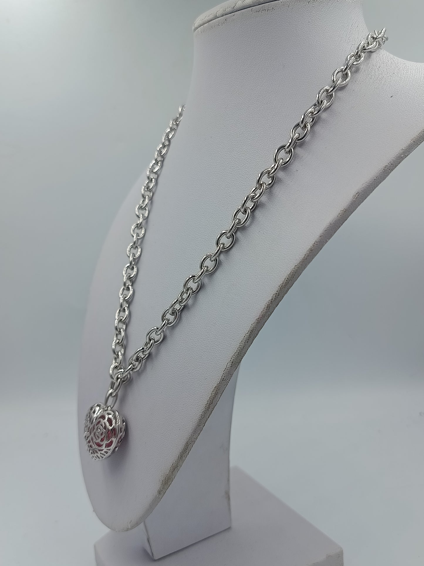 Silberfarbene Halskette mit Herzanhänger und dekorativer Gliederkette für einen eleganten Auftritt