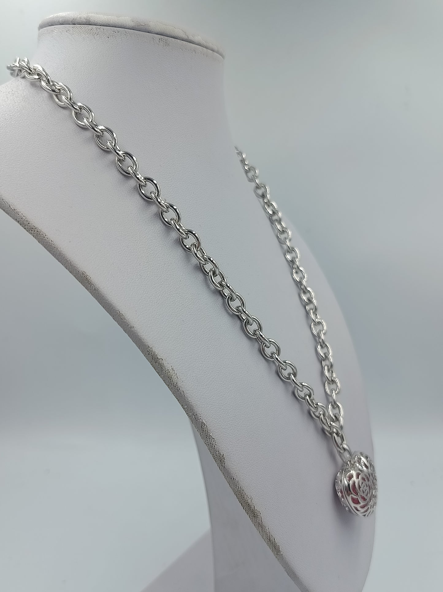 Silberfarbene Halskette mit Herzanhänger und dekorativer Gliederkette für einen eleganten Auftritt