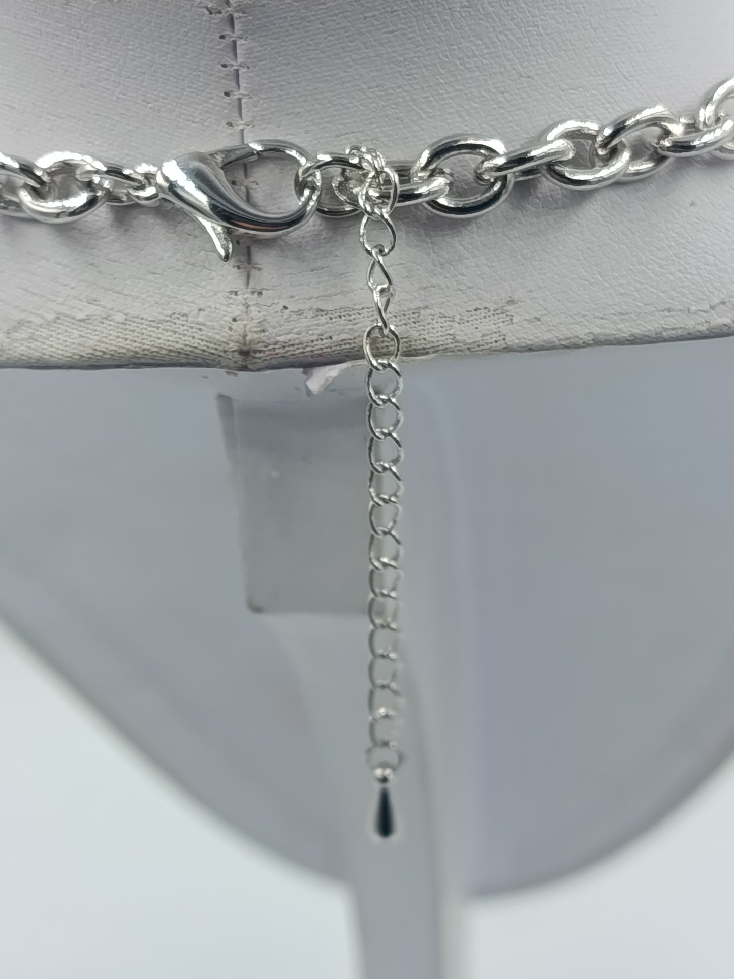 Silberfarbene Halskette mit Herzanhänger und dekorativer Gliederkette für einen eleganten Auftritt