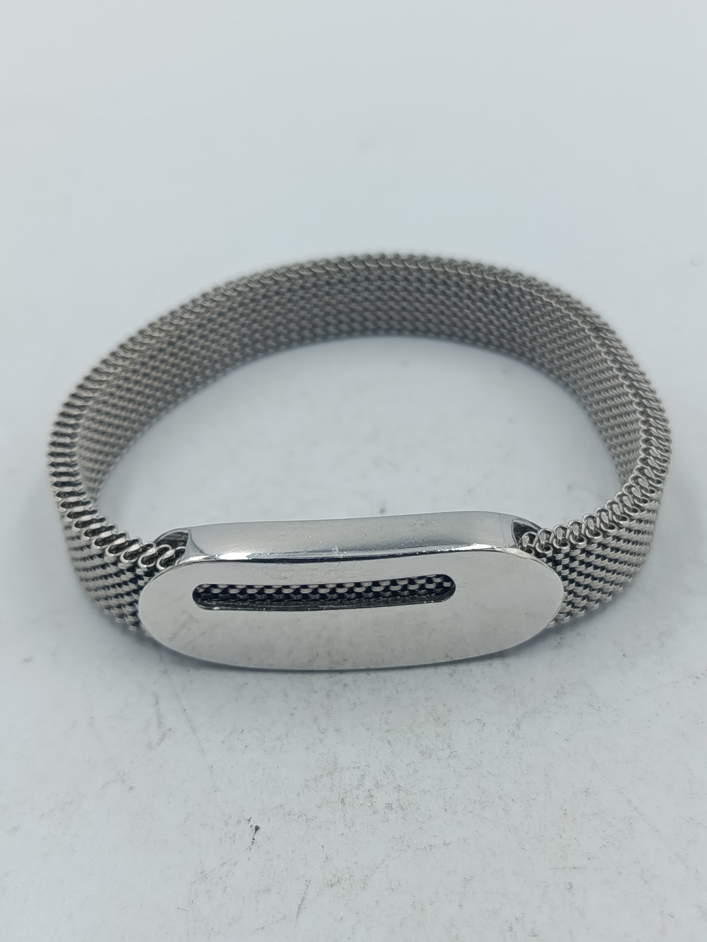 Silberfarbenes elastisches Armband mit feiner Metallstruktur und glattem Mittelstück