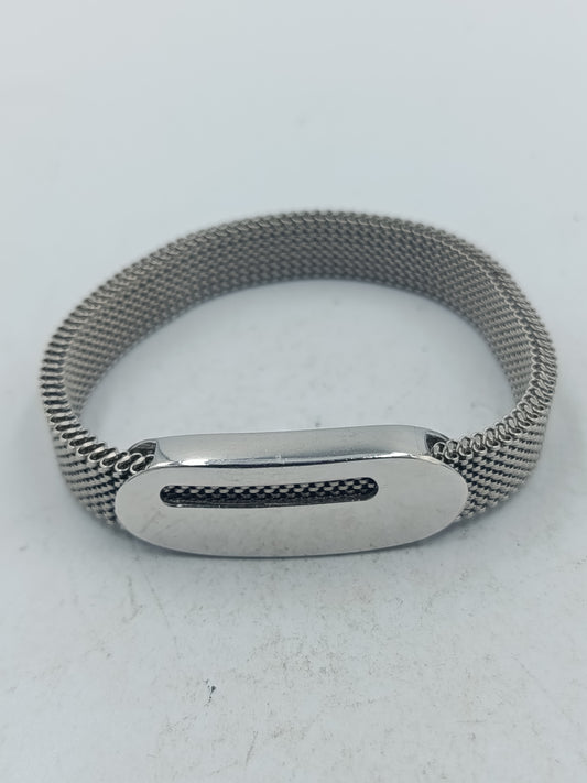 Silberfarbenes elastisches Armband mit feiner Metallstruktur und glattem Mittelstück