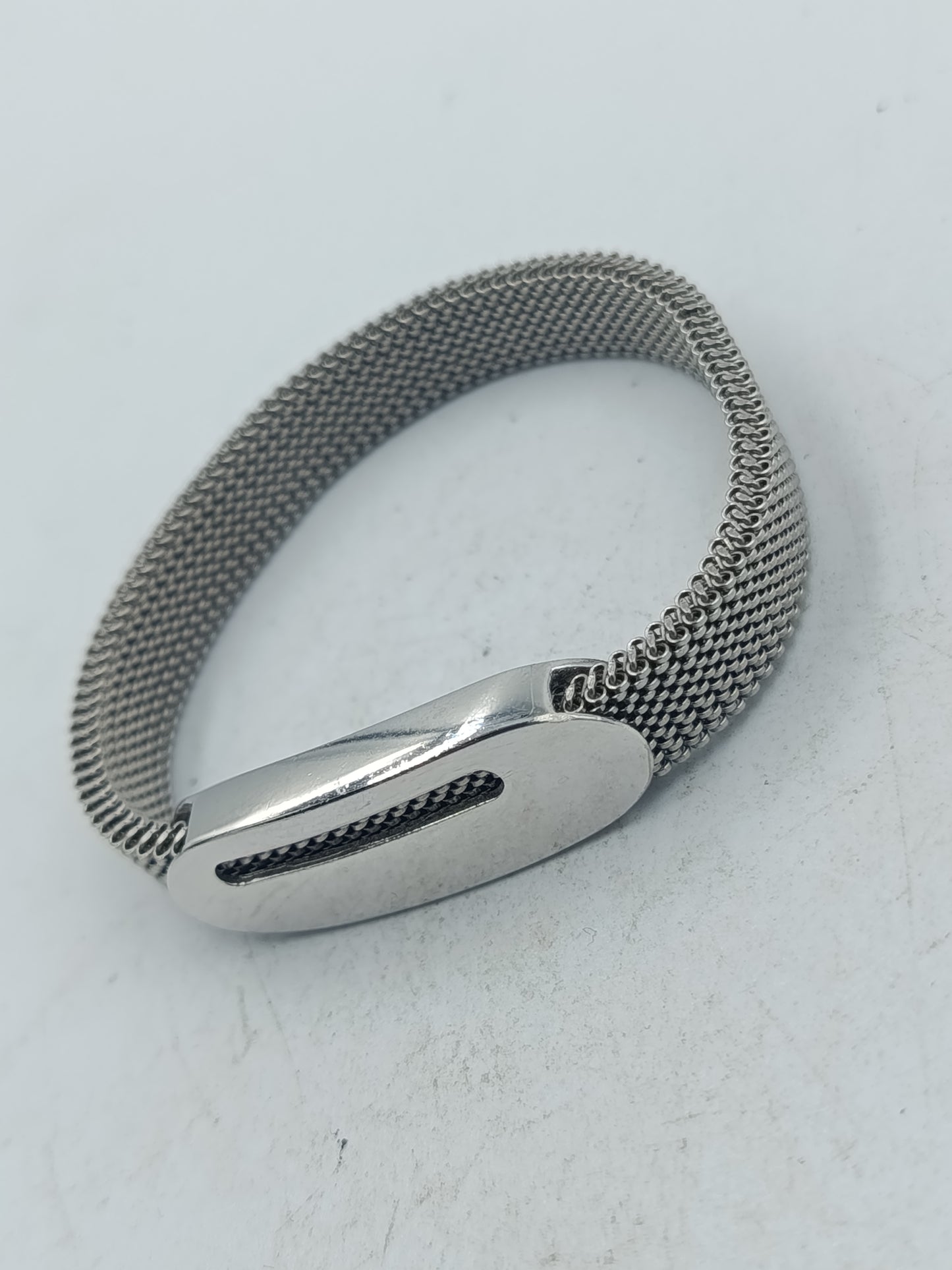 Silberfarbenes elastisches Armband mit feiner Metallstruktur und glattem Mittelstück