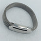 Silberfarbenes elastisches Armband mit feiner Metallstruktur und glattem Mittelstück