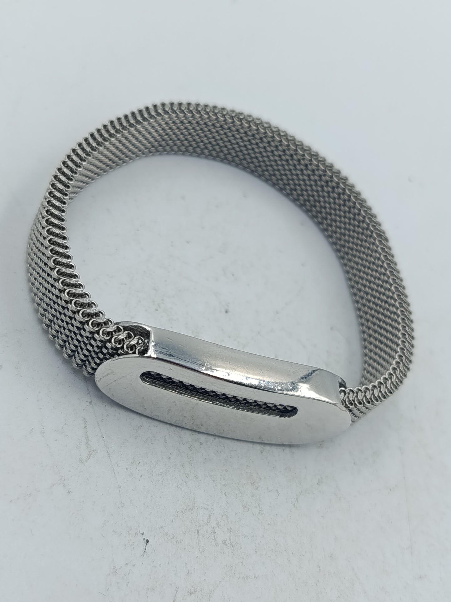 Silberfarbenes elastisches Armband mit feiner Metallstruktur und glattem Mittelstück