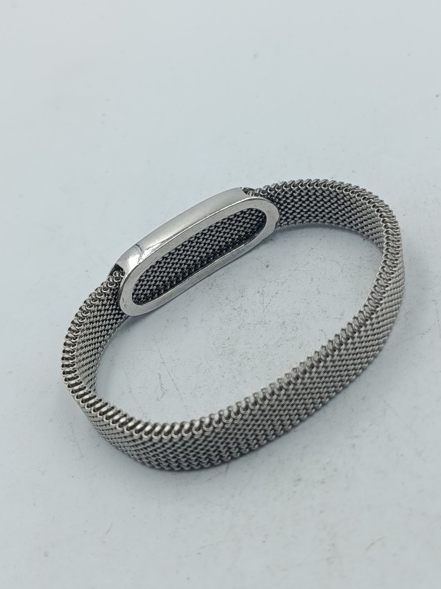Silberfarbenes elastisches Armband mit feiner Metallstruktur und glattem Mittelstück