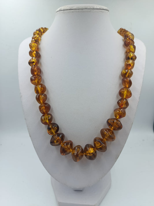 Elegante Halskette in Bernstein-Optik mit unregelmäßigen Perlen Zeitloses Design