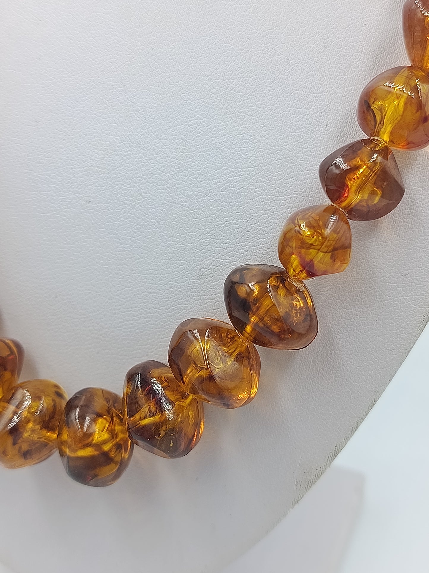 Elegante Halskette in Bernstein-Optik mit unregelmäßigen Perlen Zeitloses Design
