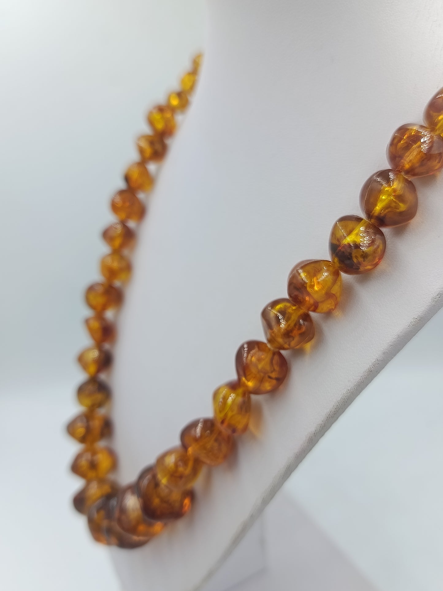Elegante Halskette in Bernstein-Optik mit unregelmäßigen Perlen Zeitloses Design