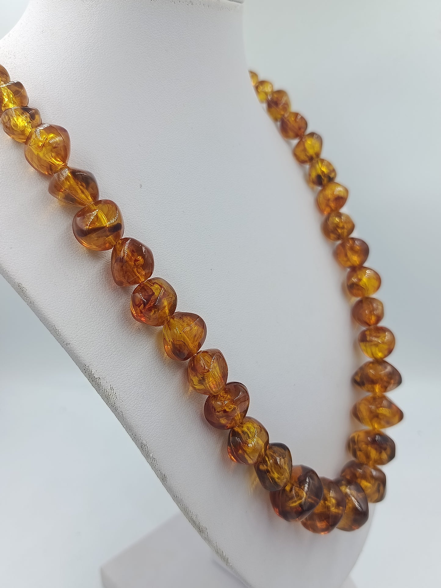 Elegante Halskette in Bernstein-Optik mit unregelmäßigen Perlen Zeitloses Design