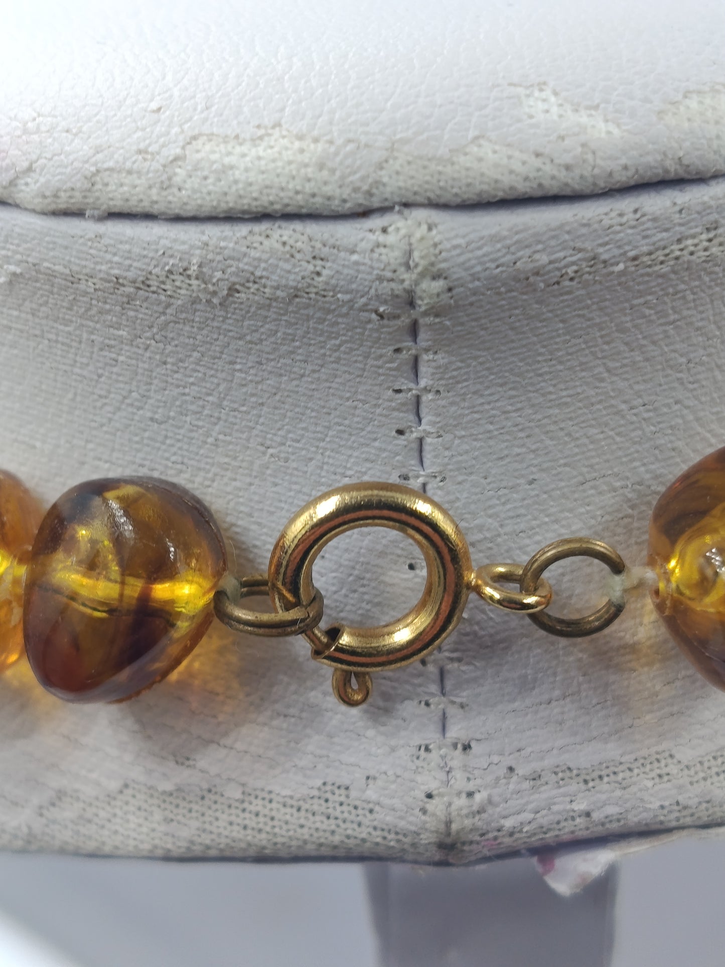 Elegante Halskette in Bernstein-Optik mit unregelmäßigen Perlen Zeitloses Design