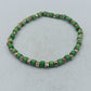 Elastisches Perlenarmband in Grün mit silberfarbenen Akzenten  natürlichen Look