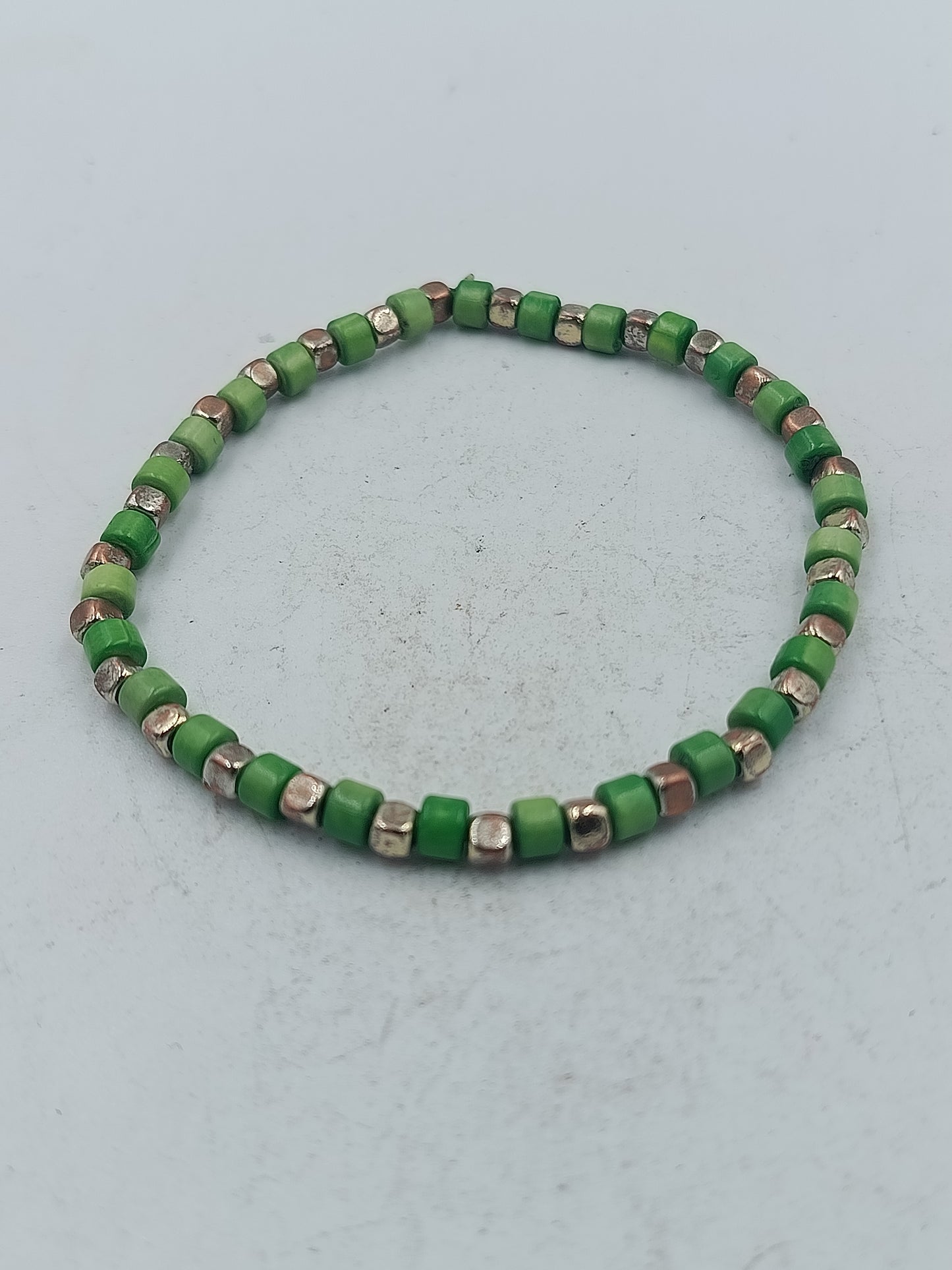 Elastisches Perlenarmband in Grün mit silberfarbenen Akzenten  natürlichen Look