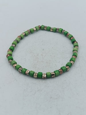 Elastisches Perlenarmband in Grün mit silberfarbenen Akzenten  natürlichen Look