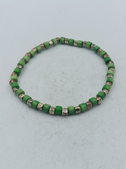 Elastisches Perlenarmband in Grün mit silberfarbenen Akzenten  natürlichen Look